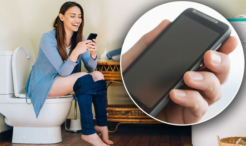Бывшие в использовании телефоны. Телефон в туалете. Пользуюсь ногой телефоном. Использует телефон место вибрвтора. Как выглядит человек пользуется телефоном.