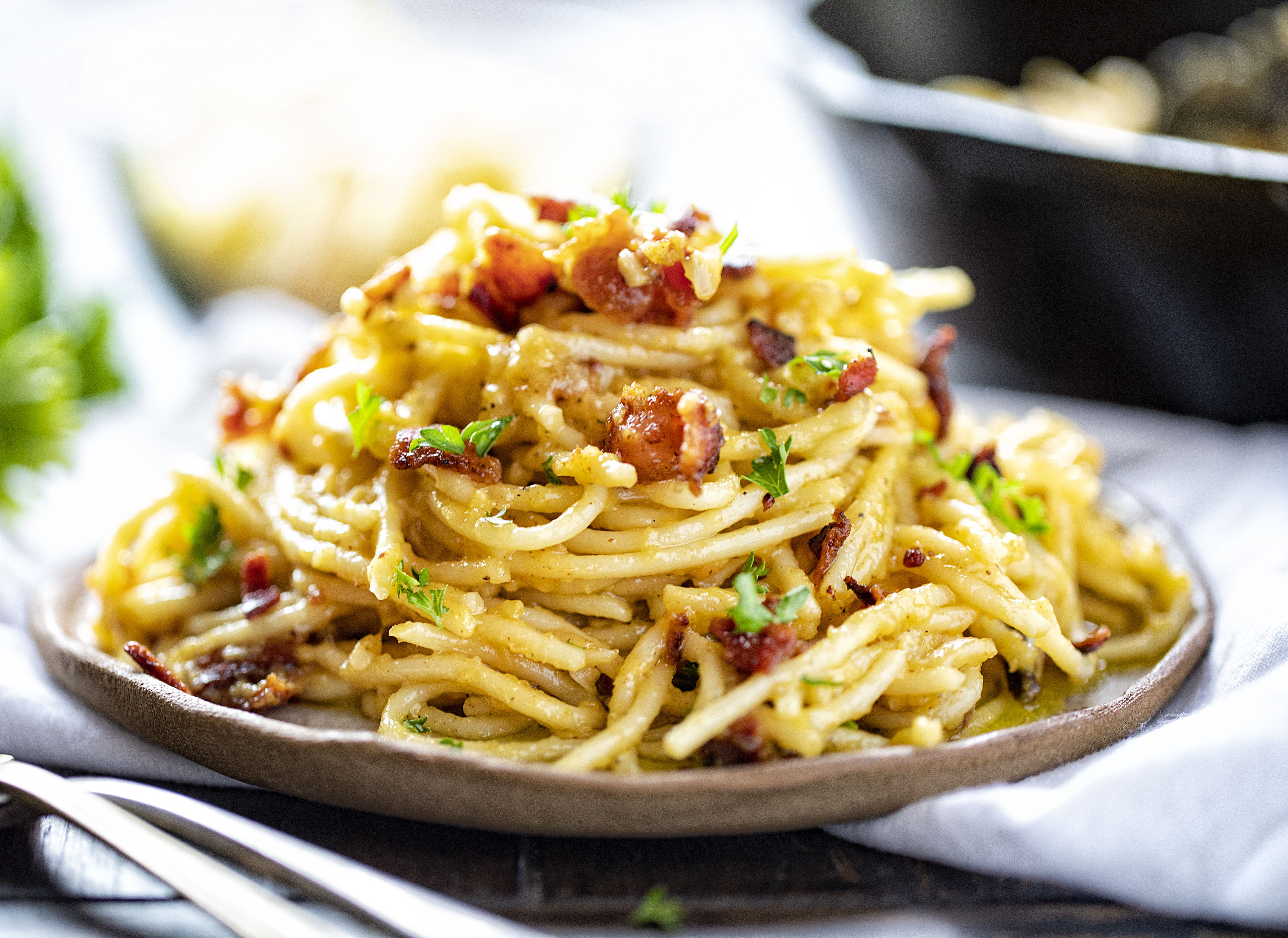 Итальянское блюдо из лапши. Спагетти карбонара. Лапша карбонара. Спагетти карбонара лапша. Боул карбонара.