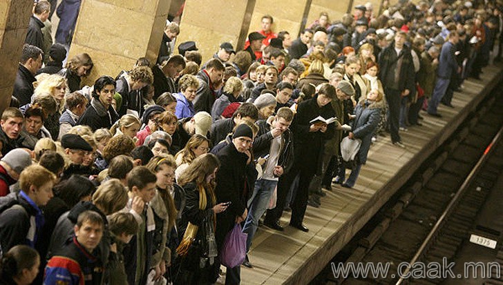 Метро хүлээх үед, метроны хонгил руу байн байн харах. Ингэснээр тэр хурдан ирэх юм шиг.