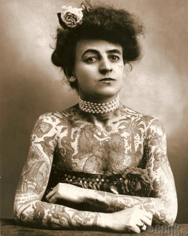 Дэлхийн хамгийн анхны эмэгтэй шивээсчин (басхүү өөрийн бие дээр битүү шивээс хийлгүүлсэн)  Мауд Вагнер (Maud Wagner), 1907 он