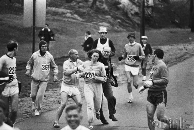 Бостоны марафоны уралдаанд оролцож буй анхны эмэгтэй тамирчин Катрин Свитцер (Kathrine Switzer), 1967 он