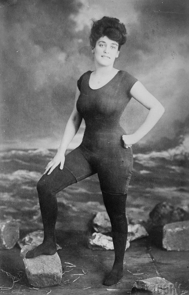 Хамгийн анхны "задгай" усны хувцас өмссөн эмэгтэй Аннета Киллермэн (Annette Kellerman). Тэрээр энэхүү үйлдлээсээ болж баривчлагдаж байсан юм, 1907 он