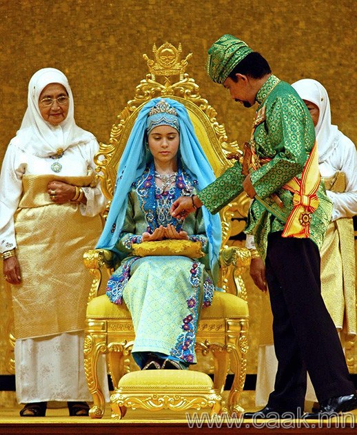 Брунейн ханхүү Аль-Мухтади Билла Болкиах (Al-Bolkiah Muhtadi Bill), Сара Салех (Sarah Saleh) нар, 2004 он