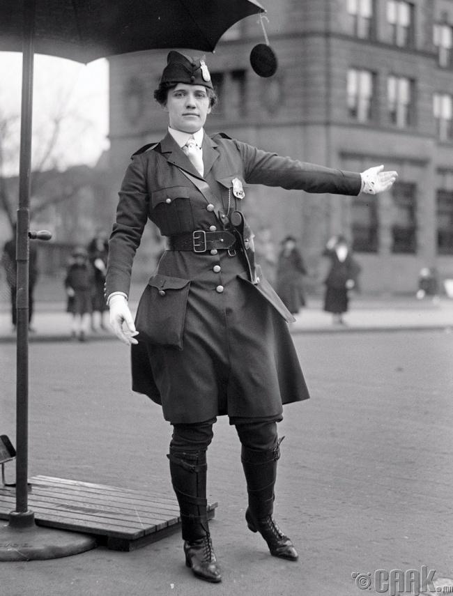 Хамгийн анхны эмэгтэй замын цагдаа Леола Н.Кинг (Leola N. King) Вашингтон хот, 1918 он