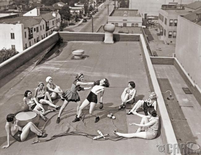 Байшингийн дээвэр дээр боксын бэлтгэл хийж буй бүсгүйчүүд, Лос Анжелес, 1933 он