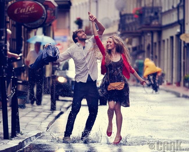 Танихгүй газар хайрттайгаа борооноор бүжиглэх