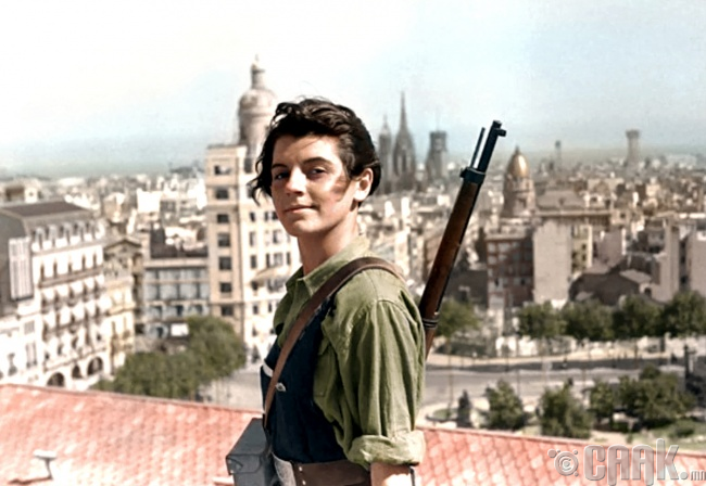 Испанийн иргэний дайны үеэр Барселона хотыг хамгаалж буй Марина Жинеста (Marina Ginesta), 1936 он