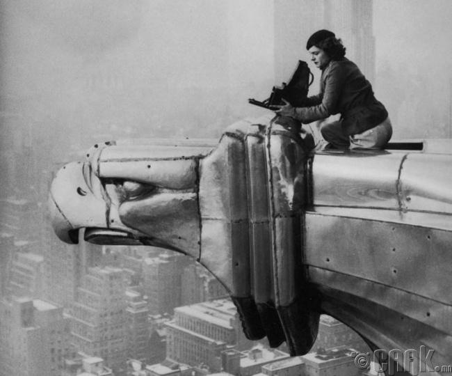 Нью-Йорк хотод байрлах "Chrysler Building" дээр гэрэл зурагчин Margaret Bourke-White ажлаа хийж байгаа нь...