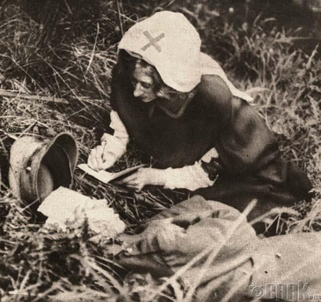 Амь тавьж буй цэргийн сүүлчийн захиасыг бичиж буй "Улаан Загалмай"-н сувилагч бүсгүй, 1917 он