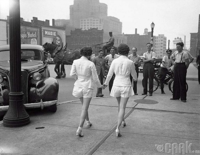 Анх удаа хотын гудмаар задгай хувцаслан алхаж буй бүсгүйчүүд, Канадын Торонто хот, 1937 он