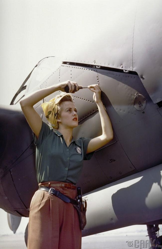 Америкийн "Lockheed" нисэхийн компанийн ажилчин эмэгтэй "P-38 Lightning" хөлөг онгоцыг засч байна, 1944 он