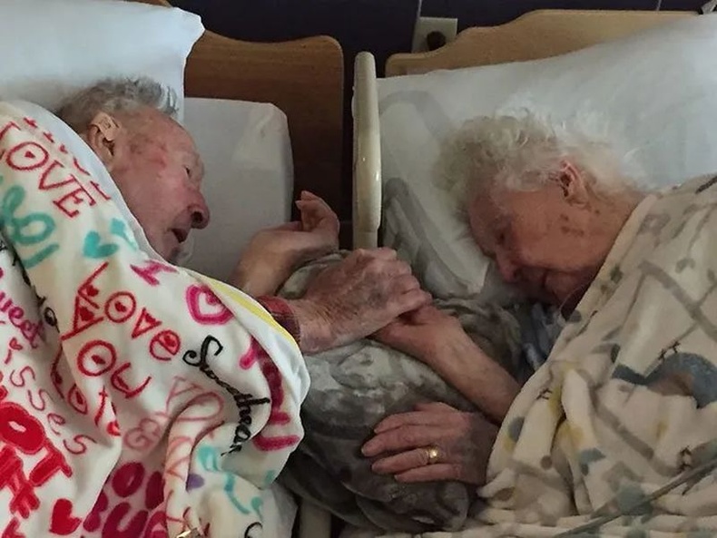 100 настай өвөө минь 96 настай эхнэрээ сүүлийн замд нь үдэж байна. Тэд гэрлээд 77 жил хамт амьдарсан.