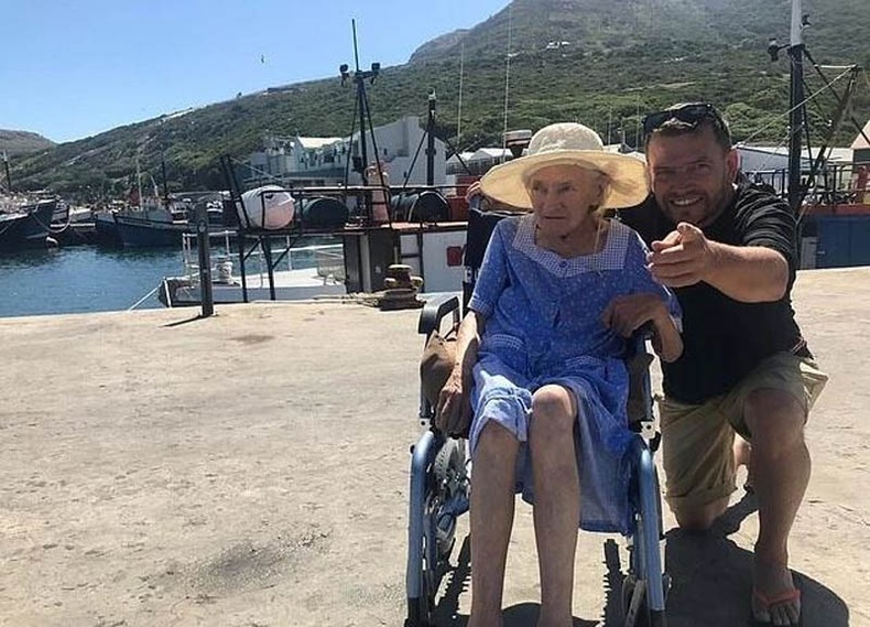 Шон О'Салей хэмээх эр 83 настай, альцхеймерийн өвчтэй ээжийгээ дагуулж, 18 сарын турш дэлхийг тойрон аялжээ