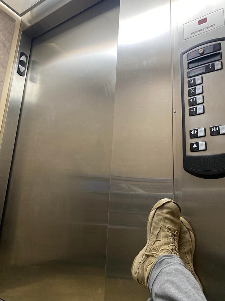 "Лифтэнд гацаад 3 цаг болж байна"