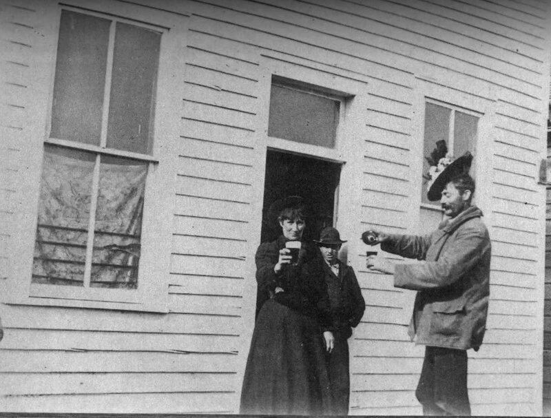 "Асуудал" хочтой Жейн Канари болон Тедди Блу Абботт нар Монтана мужийн Гилт Эджийн нэгэн уушийн газарт малгайгаа сольж өмссөн байгаа нь. 1887 он.