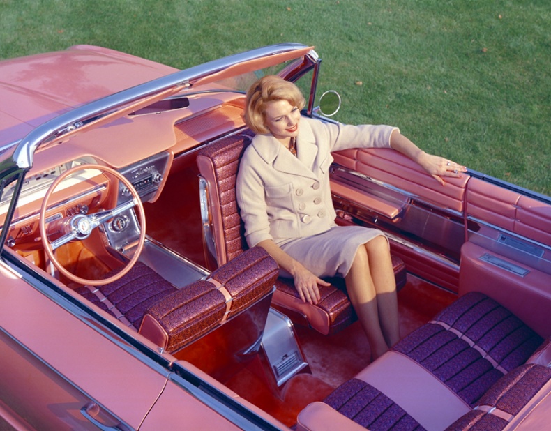 1961 оны Buick Flamingo машины зорчигчийн эргэдэг суудал