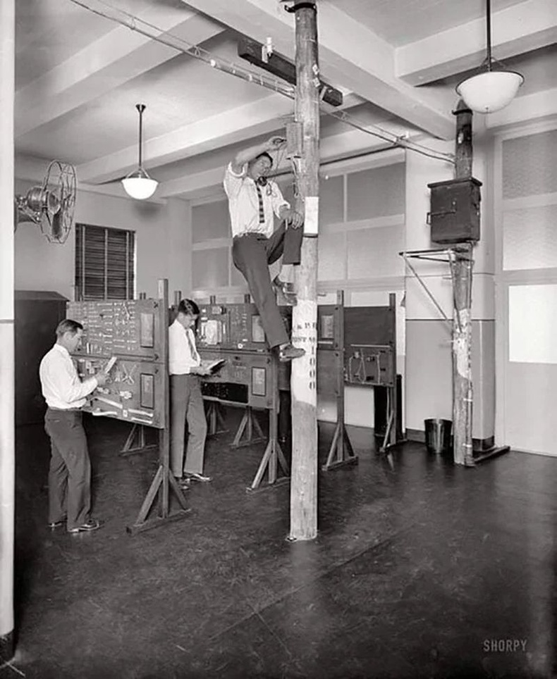 Цахилгаан утасны оператор бэлтгэл хийж буй нь - АНУ, 1928