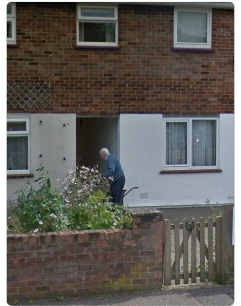 "Гурван жилийн өмнө хорвоог орхисон аав минь Google Maps дээр завгүй гэгч нь цэцгээ усалсаар зогсож байна."
