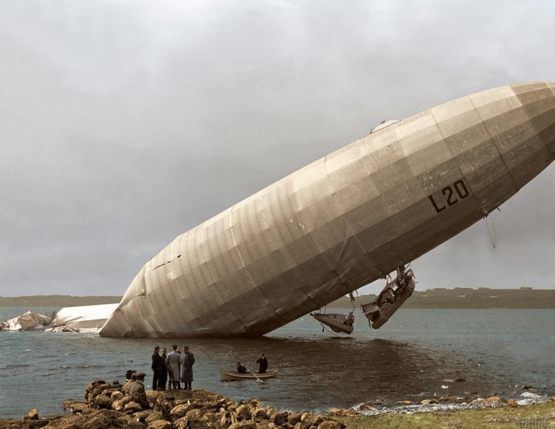 Германы "Zeppelin LZ 59" агаарын бөмбөлөг Английн нутагт халдлагад өртөн сүйрч байгаа нь,