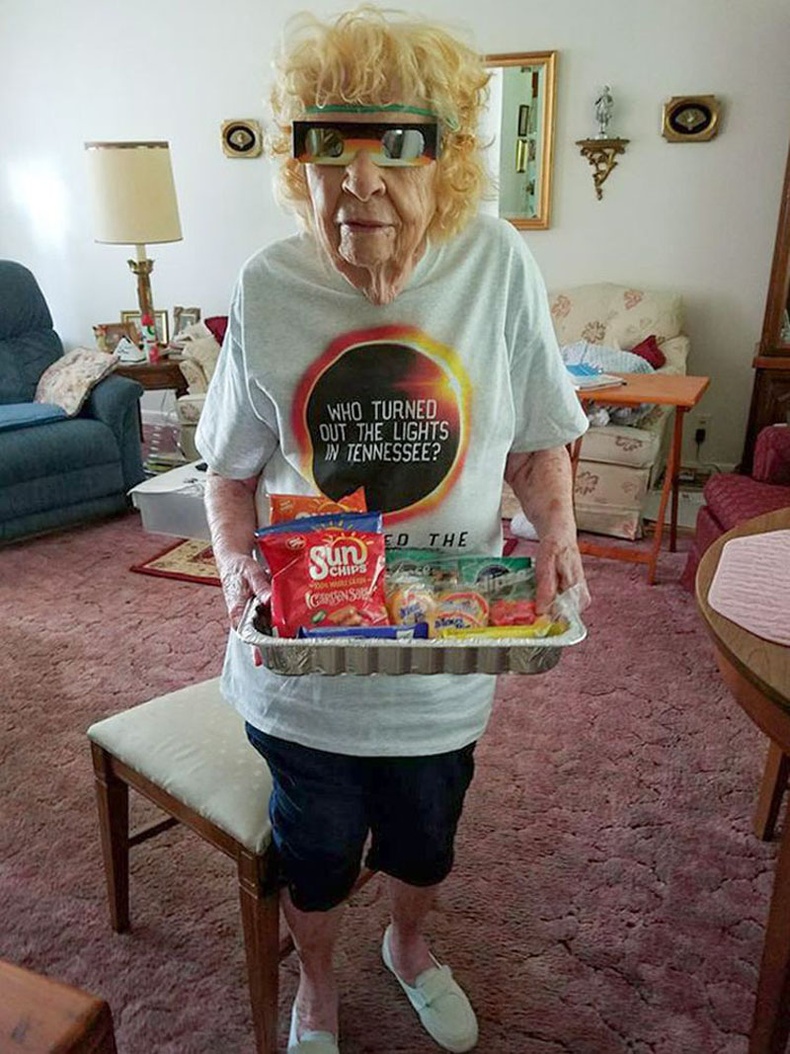 101 настай эмээ маань нар хиртэлтийг үзэх гэж байгаа нь
