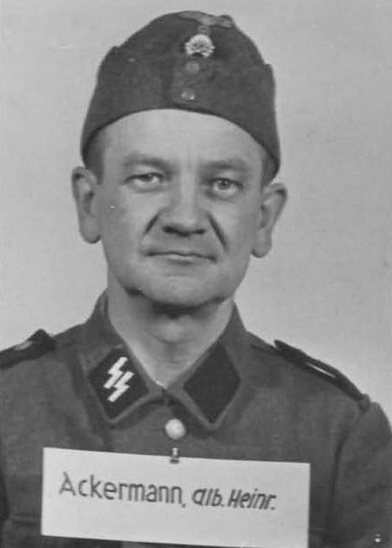 Албин Акерман, зөөгч хийдэг байсан. 1944 онд SS-д элссэн.