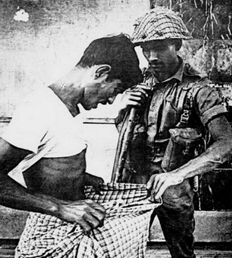 Бангладешийн тусгаар тогтнолын төлөөх дайны үеэр Пакистаны цэргүүд Хиндү шашинт эрчүүдийн эрхтэнг хөвчилдөг байсан. Энэ залууг Пакистаны хилийн харуул хинду эсэхийг шалгаж байна - 1971 он