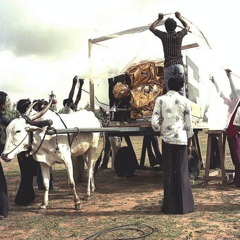 Энэтхэг улс анхны хиймэл дагуулаа зөөж байгаа нь -1981 он