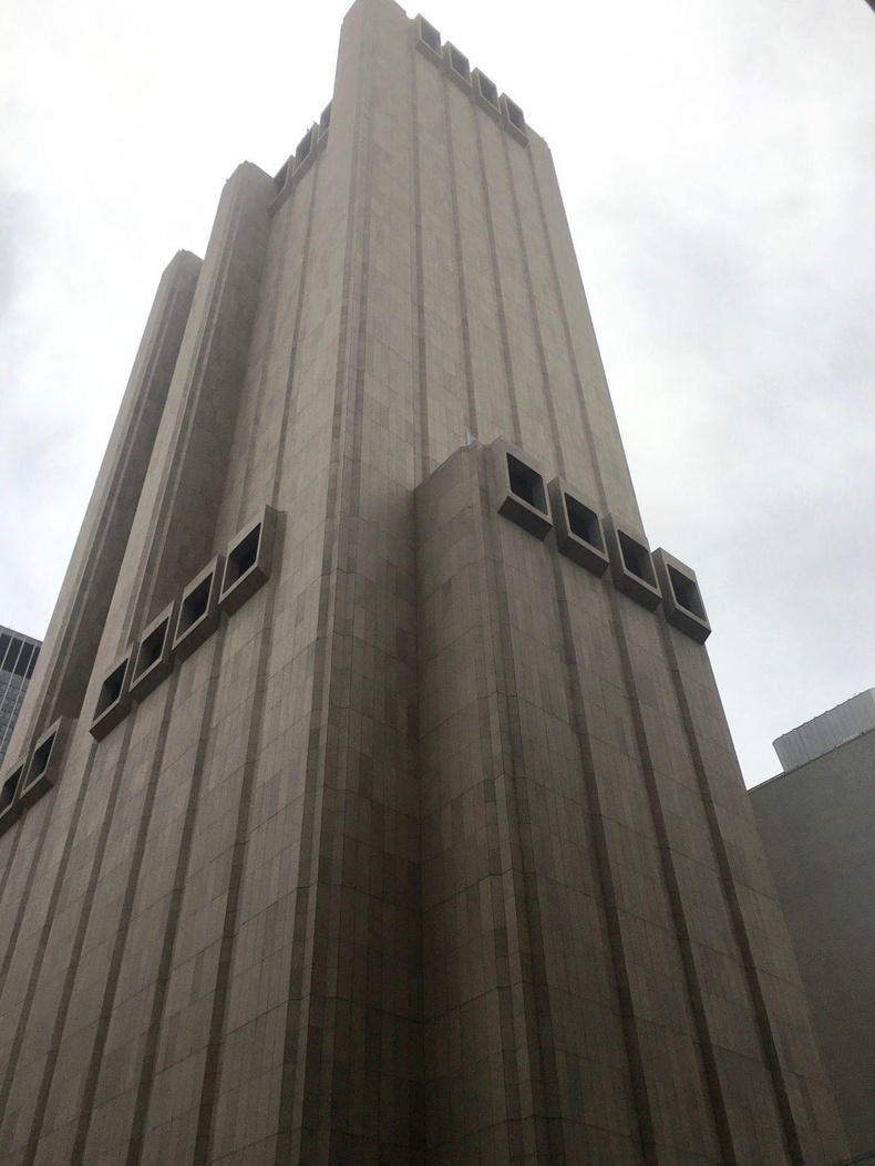 168 метр өндөртэй мөртлөө ямар ч цонхгүй энэхүү барилга Манхэттэнд бий. Дотор нь AT&T компанийн сервер байдаг гэнэ.