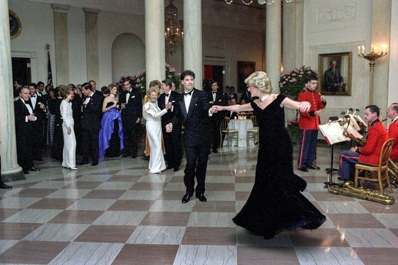 Диана гүнж  Цагаан ордонд  жүжигчин Жон Траволтатай бүжиглэж байна, 1985 оны 11-р сарын 9