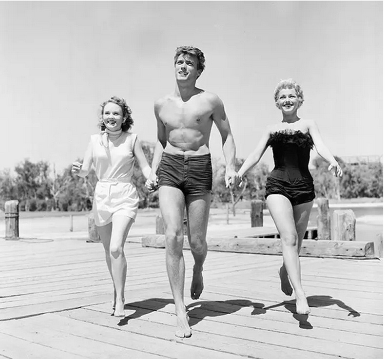 Клинт Иствүүд (Clint Eastwood) жүжигчин Олив Стүржесс (Olive Sturgess) болон Дэни Крэйн (Dani Crane) нарын хамт - 1954 он