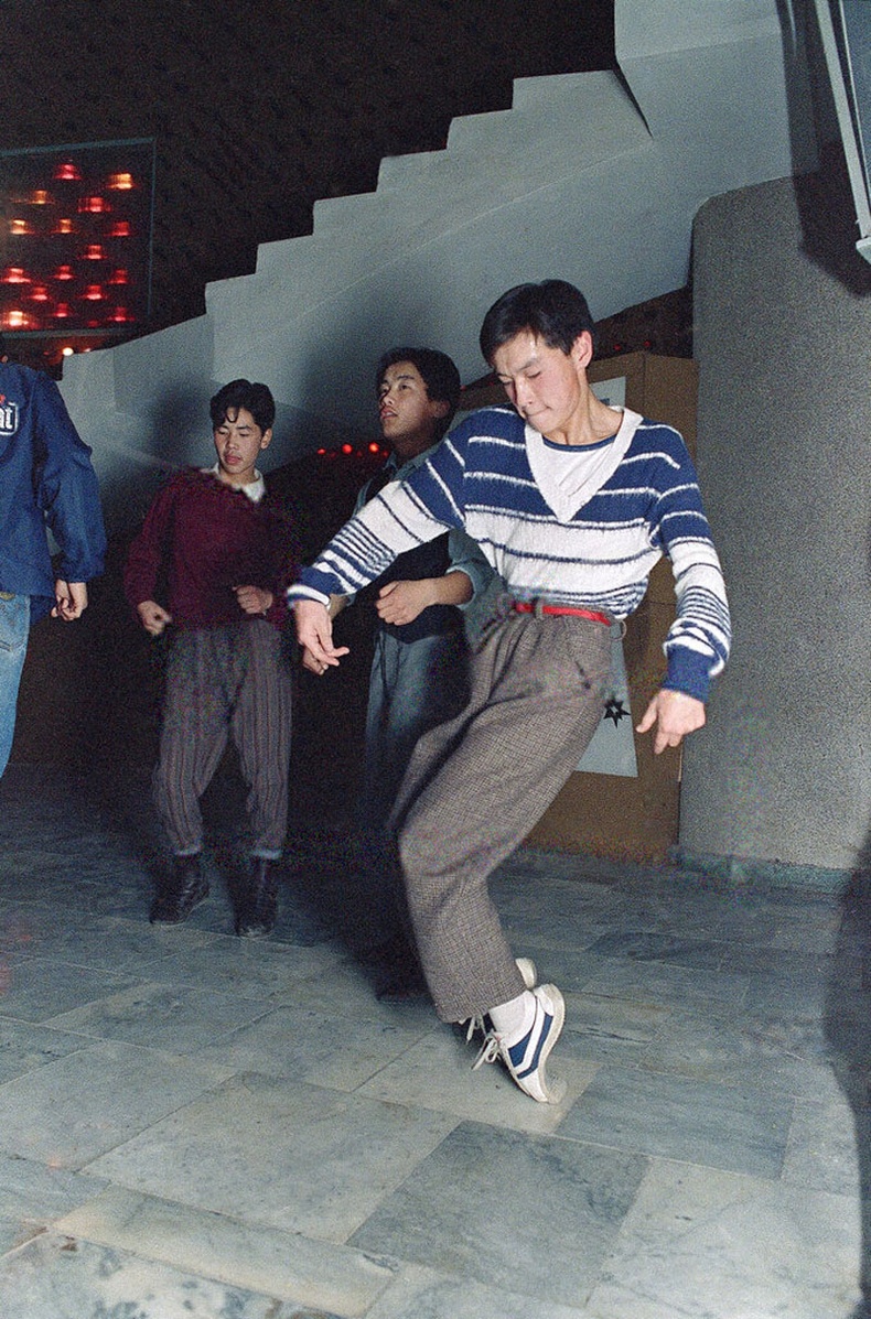 Майкл Жексоны бүжгийг хийж буй монгол залуус, 1989