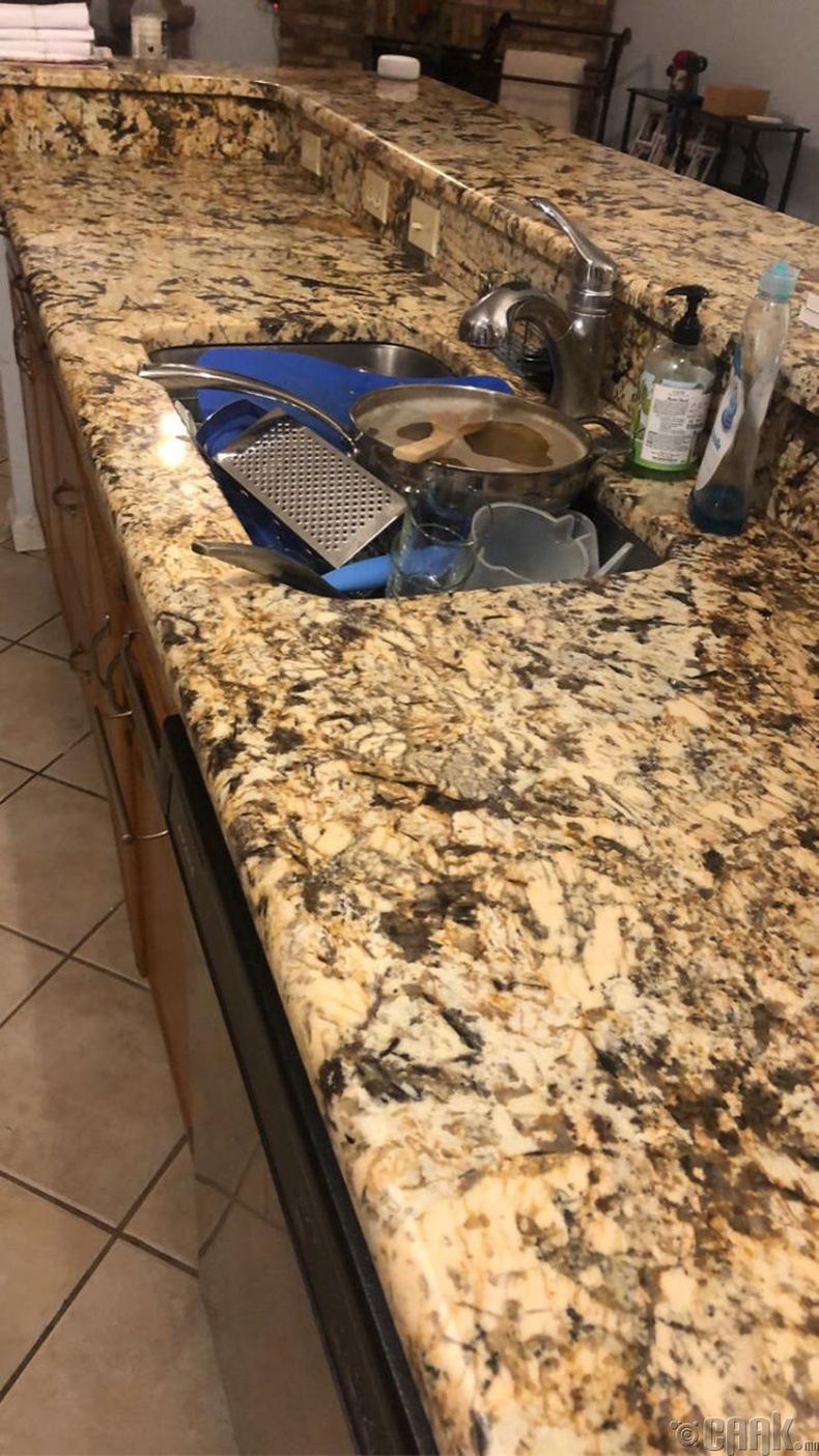 "Нөхрөө гал тогооныхоо ширээний тавцанг цэвэрхэн байлгахыг даалгасан. Уурлаж ч чадахгүй нь"