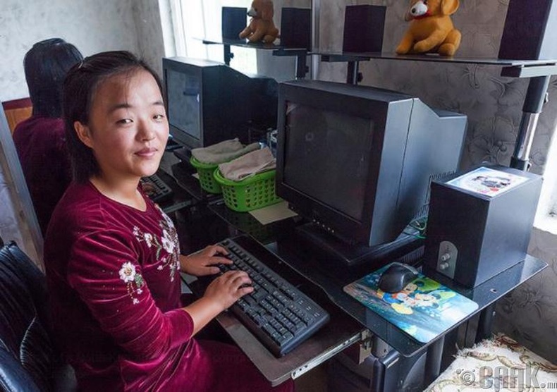Компьютерийн ард сууж буй охин -2011 он