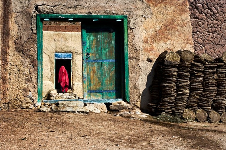 Хазаруудын ихэнх нь Афганистаны төв хэсгийн Хазаражат буюу "хазарагийн газар" хэмээх уулархаг нутагт амьдардаг.