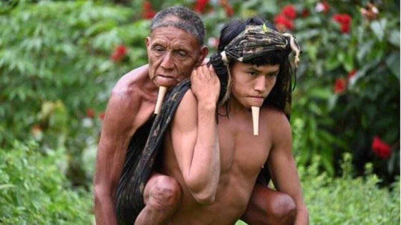 Бразилын уугуул омгийн 24 настай энэ залуу аавдаа вакцин хийлгэхийн тулд Амазоны ширэнгэн ой дундуур 6 цагийн турш түүнийг үүрч явжээ