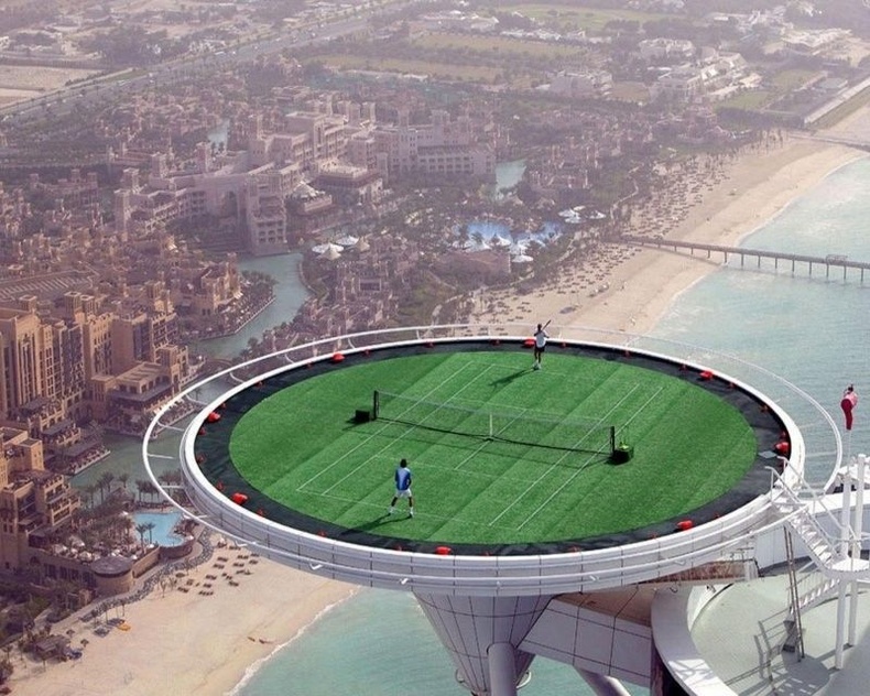 Бурж Аль Араб цамхгийн дээвэр дээрх теннисний талбай