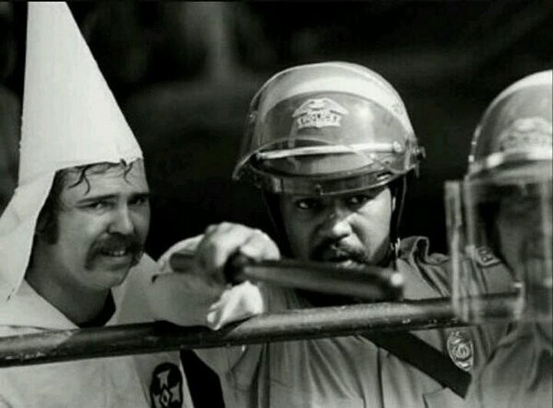 Хар арьст цагдаа арьс өнгөөр ялгаврлагч KKK бүлгэмийн гишүүнийг хамгаалж байгаа нь - 1983 он