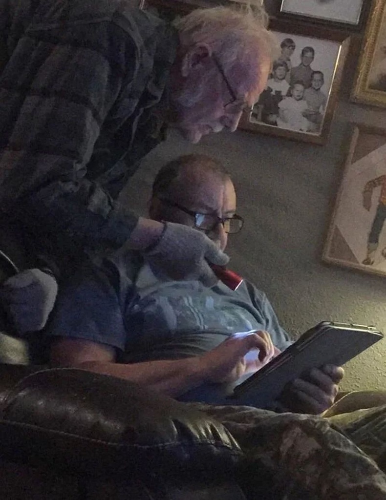 "Авга ах маань аавын iPad-ыг гар чийдэнгээр гэрэлтүүлж өгч байна"