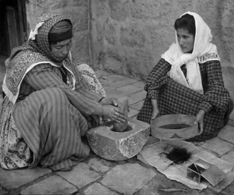 Кофены үр нунтаглаж буй Палестин бүсгүйчүүд - 1905