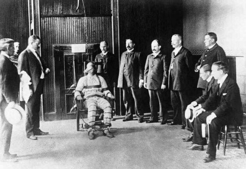 Цаазын ялыг гүйцэтгэхдээ анх удаа цахилгаан сандал ашиглаж байгаа мөч, АНУ, 1890 оны 8-р сар