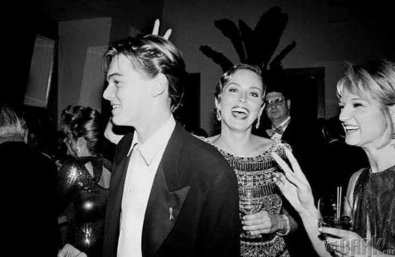 "Vanity Fair" шагнал гардуулах ёслол дээр жүжигчин Шэрон Стоун 19 настай Леонардо Ди Каприогийн хамт - 1994 он
