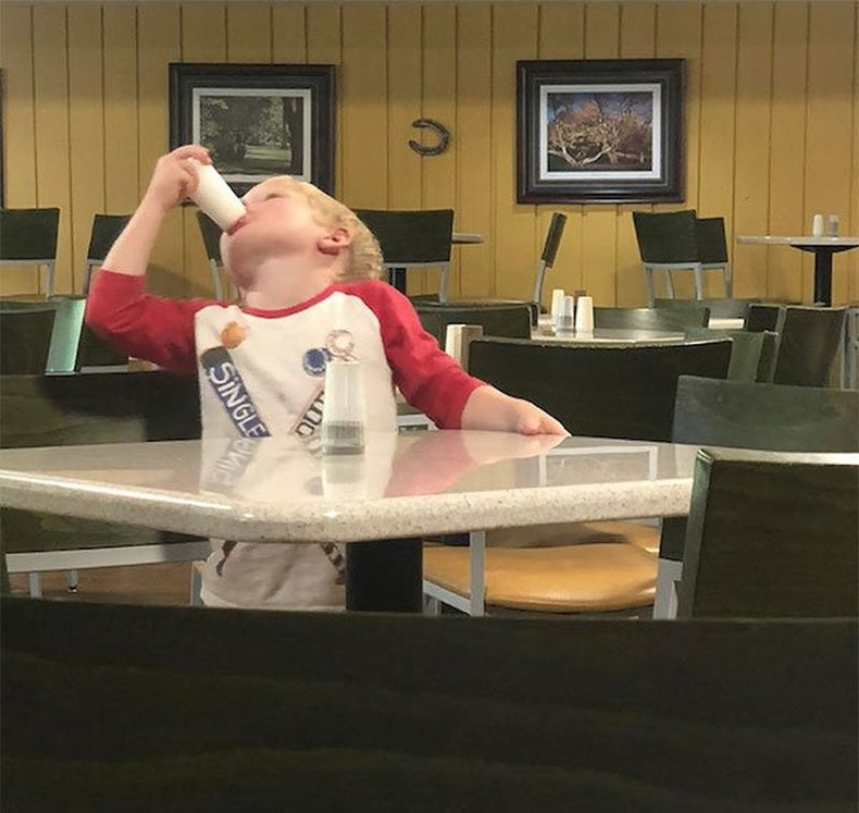 Хүүхэд нь энэ тэрүүгээр гүйж, бүх ширээн дээрх давсны савыг амандаа хийж байхад эцэг эх нь "боль" ч гэж хэлсэнгүй