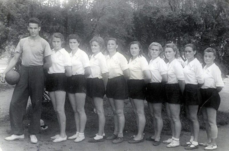 Волейболын эмэгтэй багийн дасгалжуулагч, оюутан Борис Ельцин Волейболын аварга шалгаруулах тэмцээний бүсийн тэмцээний үеэр, Курган, 1952 он.