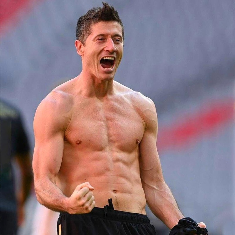 Польшийн 32 настай хөлбөмбөгчин Роберт Левандовский (Robert Lewandowski)