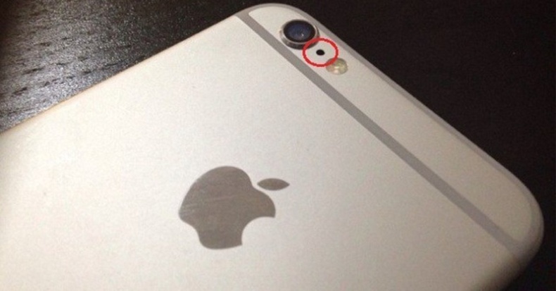 iPhone гар утасны камер болон flashlight-ын хооронд байх жижиг нүх