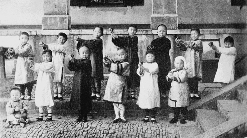 Бүжгээ давтаж буй сургуулийн сурагчид - Жэнжян. 1905 он.