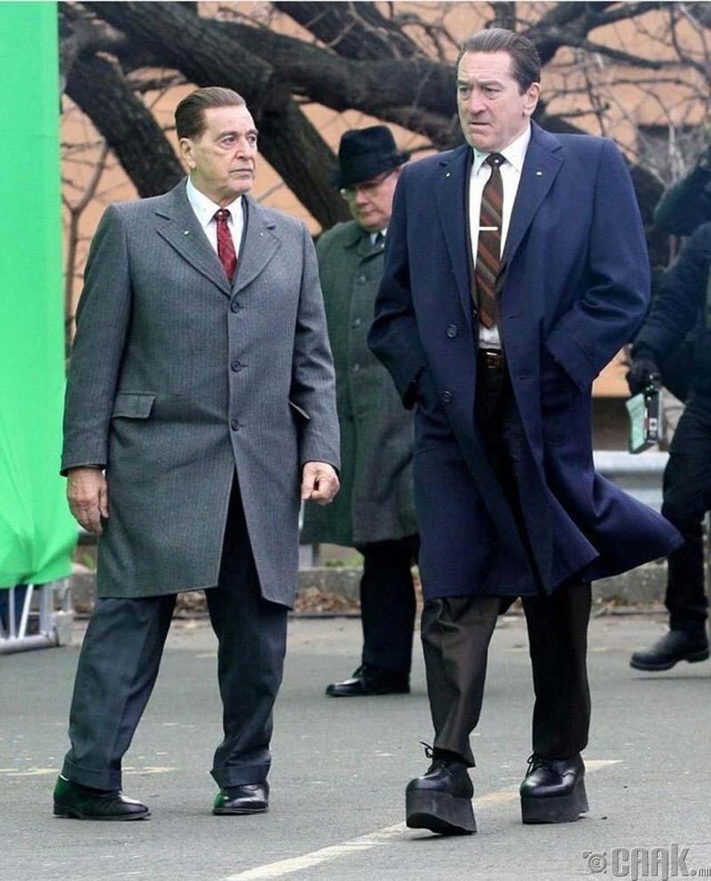 Одоо байлдан дагуулж буй "Ирланд эр" кинон дээр жүжигчин Роберт де Нирог өндөр харагдуулахын тулд ийм гутал өмсүүлэх шаардлага гарчээ