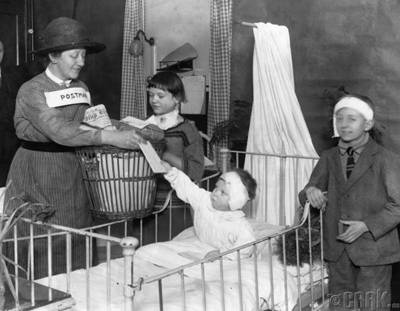 Эмнэлэгт байгаа хүүхдүүдэд захидал өгч буй шуудан зөөгч - 1926 он