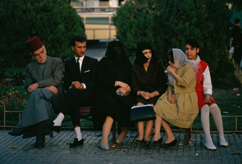Үндэсний болон барууны хувцас өмссөн хүмүүс Дамаскийн гудамжинд, 1965