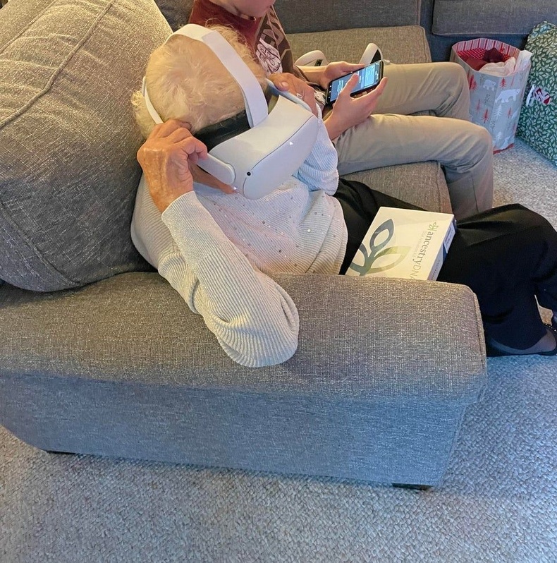 "92 настай эмээгийн маань сонирхлыг VR төхөөрөмж ингэж татна гэж бодсонгүй"